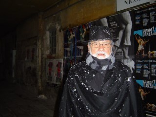 Enrico con  mantello sotto la neve