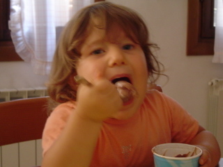 Emma con gelato
