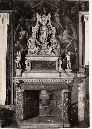 Giulio dal moro, cimiero in stucco del camino della sala del ... Camino decorazione Altar